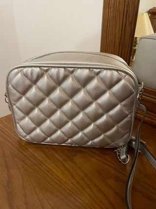 Bolso plateado acolchado