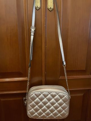 Bolso plateado acolchado
