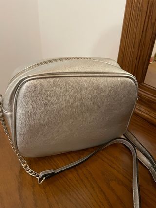 Bolso plateado acolchado