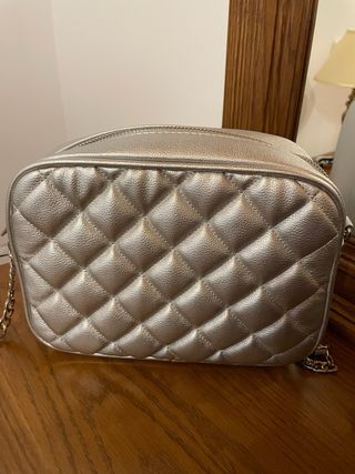 Bolso plateado acolchado