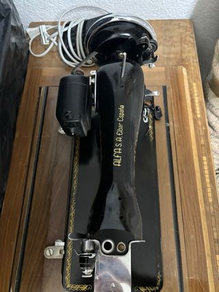 Máquina de Coser Alfa Antigua