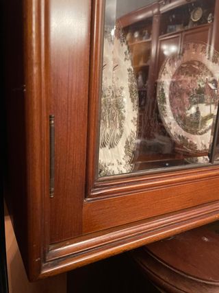 Vitrina de madera y cristal