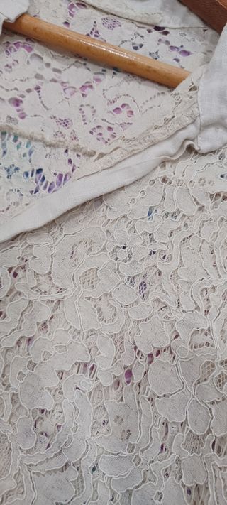 Vestido encaje beige corte desigual