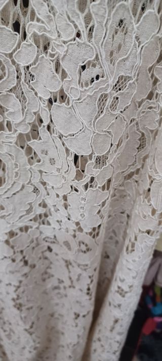 Vestido encaje beige corte desigual