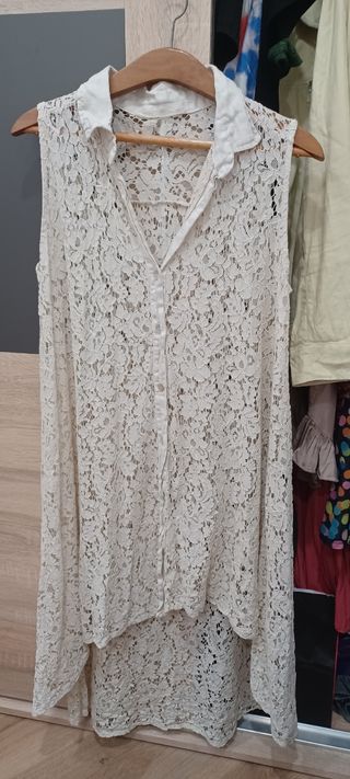 Vestido encaje beige corte desigual