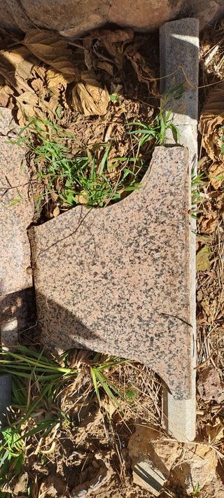 SE REGALAN Retales de granito.