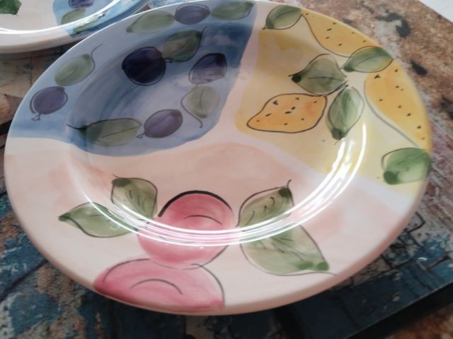 Vajilla de cerámica pintada a mano