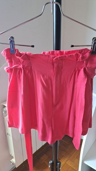 Pantalón corto fucsia con cinturón