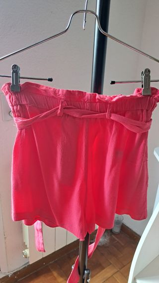 Pantalón corto fucsia con cinturón