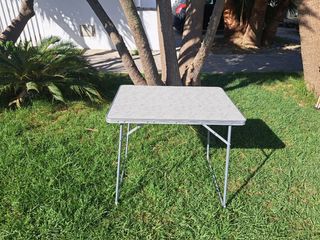 Mesa de camping plegable gris y blanca