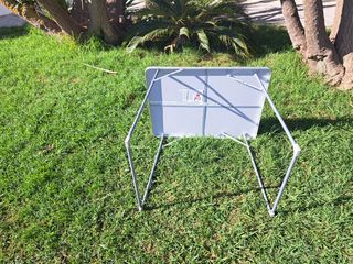 Mesa de camping plegable gris y blanca