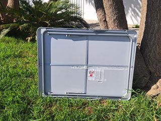 Mesa de camping plegable gris y blanca
