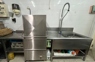 Lavavajillas de campana, mesa y fregadero