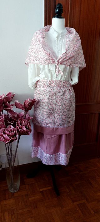 Traje de casera floral blanco y rosa