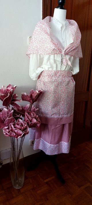 Traje de casera floral blanco y rosa