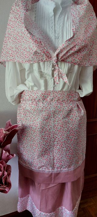 Traje de casera floral blanco y rosa