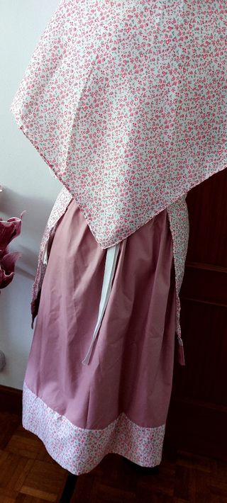 Traje de casera floral blanco y rosa