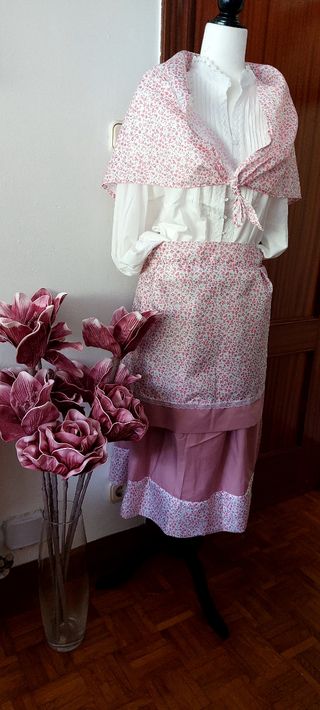 Traje de casera floral blanco y rosa