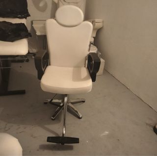 Silla con reposapiés y base metálica