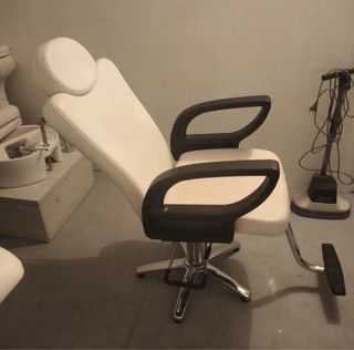 Silla con reposapiés y base metálica