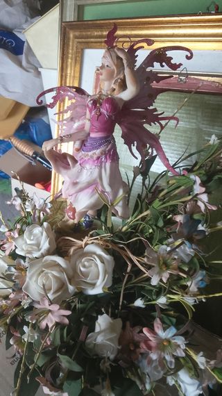 Composizione fatina con fiori