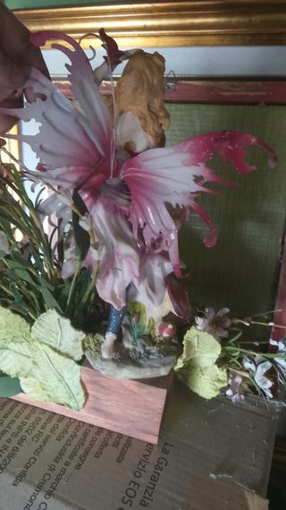 Composizione fatina con fiori