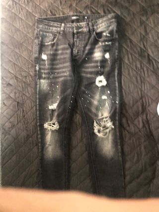 Pantalones vaqueros negros desgastados
