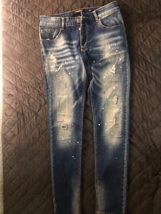 Pantalones vaqueros negros desgastados