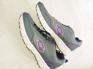 Zapatillas deportivas Lotto grises y moradas.