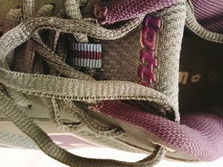 Zapatillas deportivas Lotto grises y moradas.