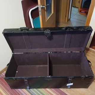 Baúl de cuero y madera acolchado