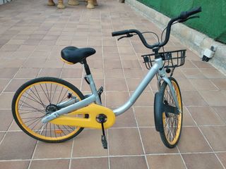 Bicicleta de paseo plateada