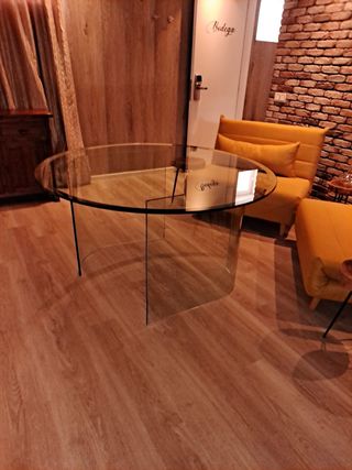 Mesa de diseño redonda de cristal