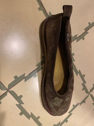 Zapatos planos marrones con bordado