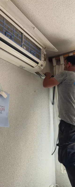 Instalador Aire acondicionado(tardes) 250 euros.