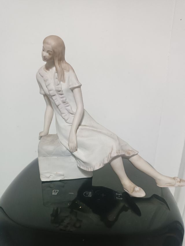 Figura de porcelana de chica sentada