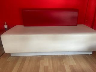 Sillón de recepción blanco y rojo