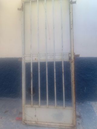 Puerta de hierro con barrotes