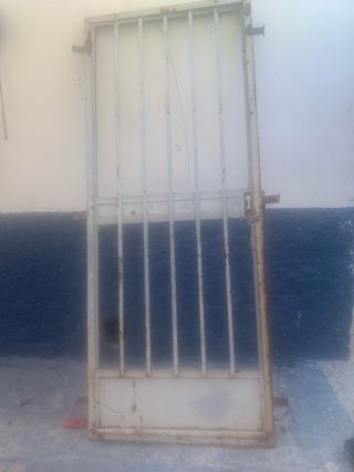 Puerta de hierro con barrotes