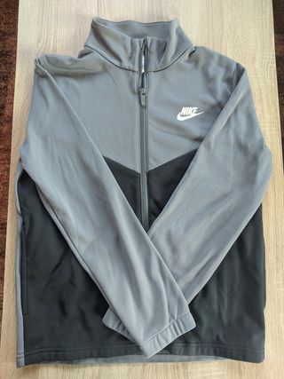 Chaqueta deportiva Nike gris y negra