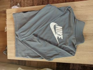 Chaqueta deportiva Nike gris y negra
