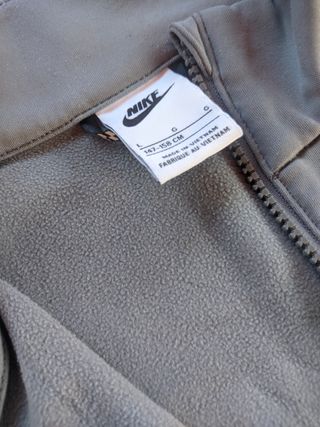 Chaqueta deportiva Nike gris y negra