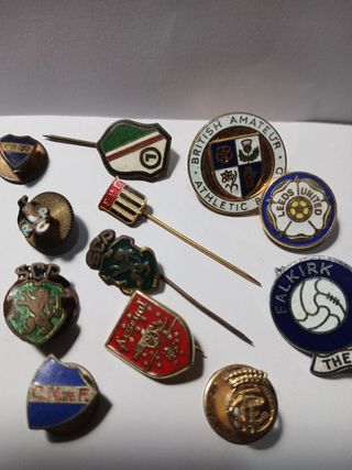 Lote de pins de equipos de fútbol