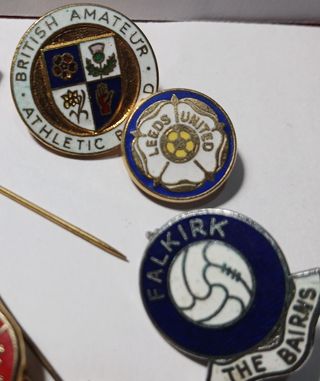 Lote de pins de equipos de fútbol