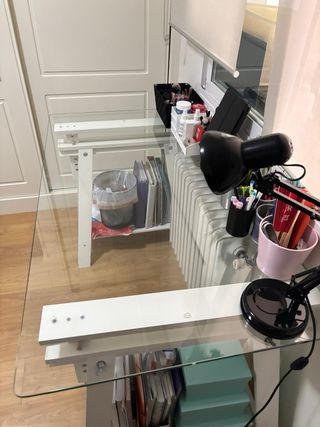 Escritorio de cristal con caballetes blancos