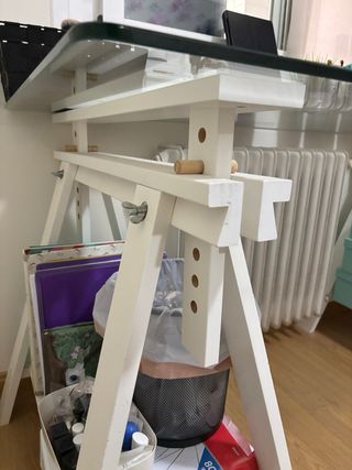 Escritorio de cristal con caballetes blancos