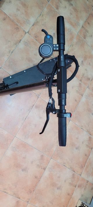 Patinete eléctrico con luz delantera y trasera