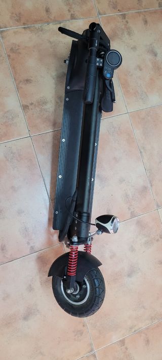 Patinete eléctrico con luz delantera y trasera