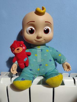 Muñeco Cocomelon con peluche de oso