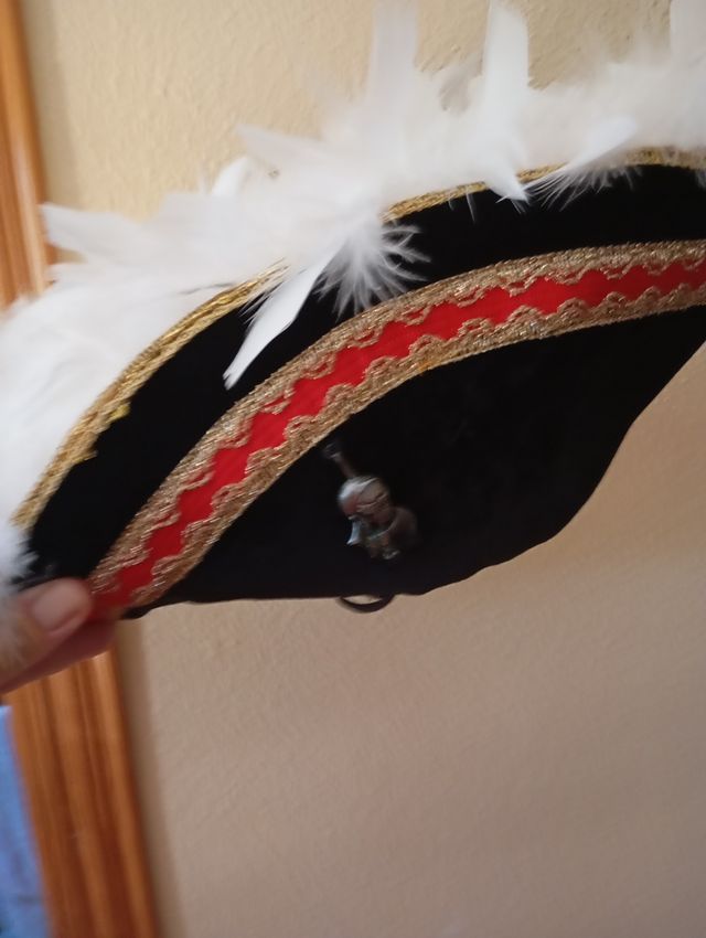 Gorro Pirata con Plumas Blancas